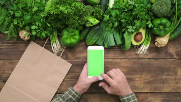 Groene Groenten Kruiden Houten Achtergrond Bovenaanzicht — Stockvideo