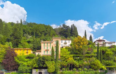 Como Gölü, Menaggio, İtalya. Güneşli bir günde güzel bir manzara