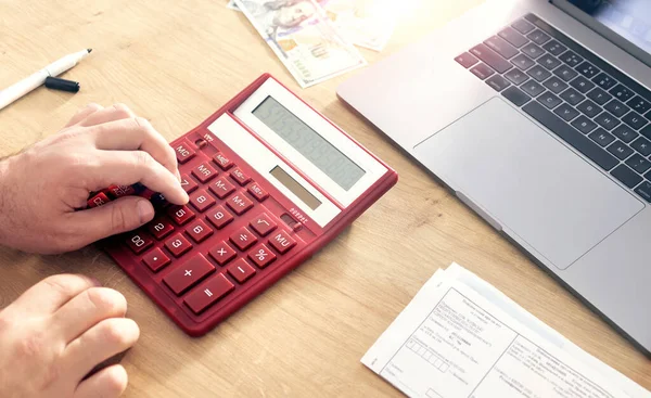 Belastingbetalingsconcept Zakenman Met Rekenmachine Voor Berekening Van Belastingen — Stockfoto