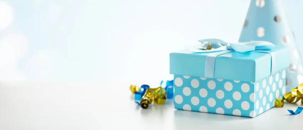 Fondo de celebración con caja de regalo, coloridas serpentinas confeti cumpleaños fiesta sombreros — Foto de Stock