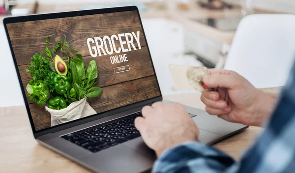 Conceito de ordem de supermercado online. Homem pede comida pela Internet usando laptop Digital food — Fotografia de Stock
