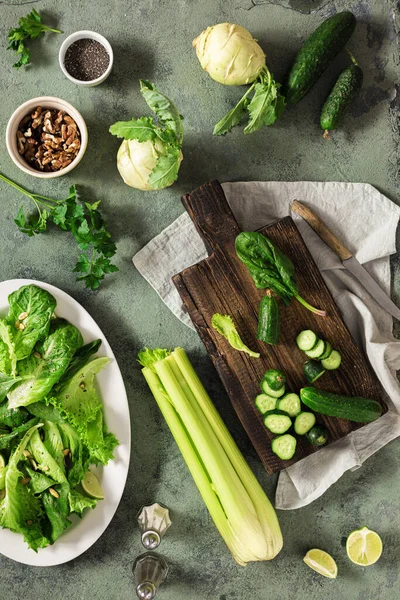 Sano concetto di cibo vegano verdure noci semi e cereali vista dall'alto Cottura mangiare verde — Foto Stock