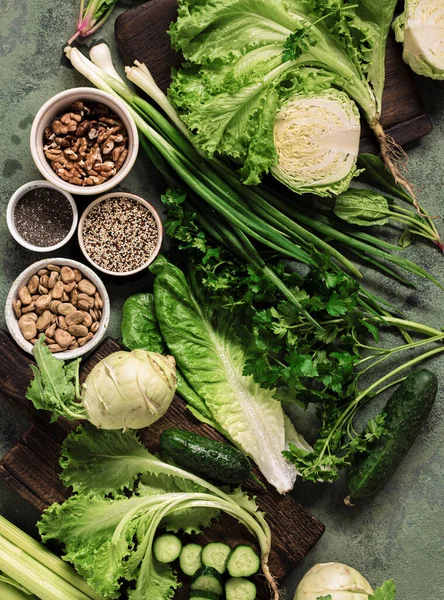 Gezond veganistisch voedsel met groente noten zaden en granen top view Koken groen eten concept — Stockfoto