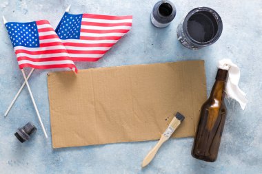 Protesto konsepti. Üzerinde Amerikan bayrağı ve boyası olan boş karton kart.