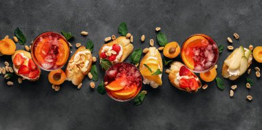 Koyu arkaplan manzaralı çeşitli meyve bruschetta ile yaz içeceği. Lezzetli mezeler.