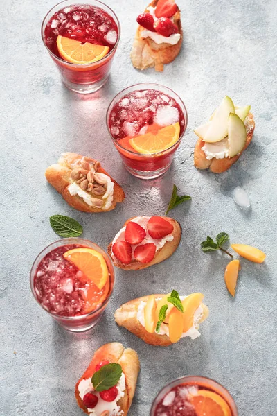 Partytime Konzept Fruit Bruschetta Mit Sommergetränk Draufsicht Leckere Vorspeise Snack — Stockfoto