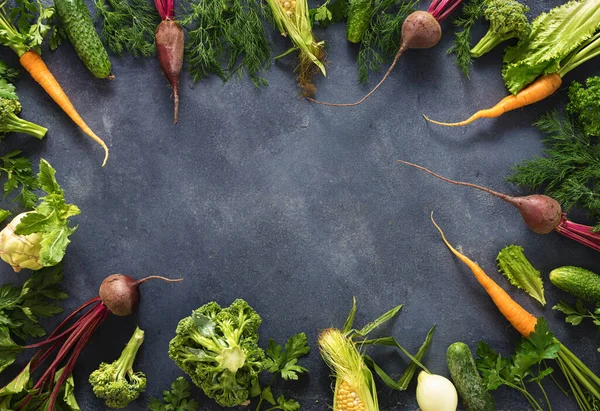 生态食品概念 深色背景色下的各种新鲜蔬菜的框架 — 图库照片