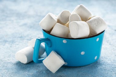 Şekerlemelerle dolu kupa kopyalama alanını kapat