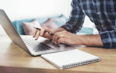 Çevrimiçi eğitim kavramını kullanarak online çalışan erkek öğrenci