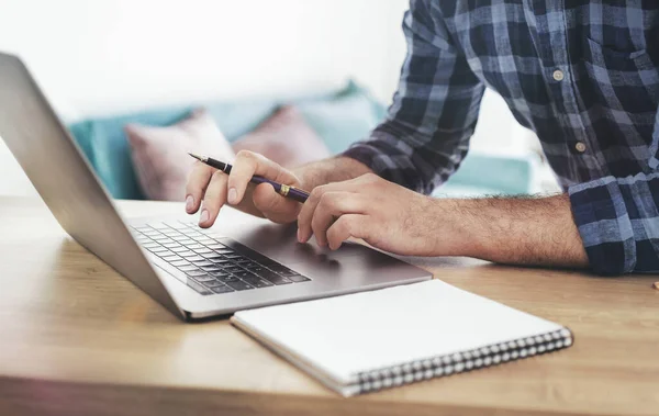 Estudante do sexo masculino estudando online usando laptop Conceito de educação online — Fotografia de Stock