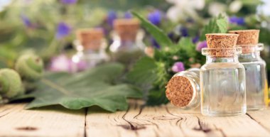 Doğal hastalıklar için gerekli yağ ya da yağ içeren cam şişe ahşap masa üzerinde fotokopi alanı ile tedavi edilir. Doğal bitkisel tıp konsepti