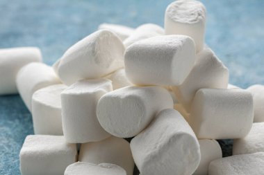 Marşmelovları yükleyin.