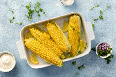 Kabartma kabı görünümünde çiğ mısır. Vejetaryen yemekleri sağlıklı.