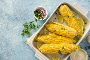 Hamburger kabında çiğ mısır ve sağlıklı vejetaryen yemekleri hazırlamak için gerekli malzemeler.