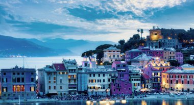 Güzel İtalyan evleriyle güzel bir akşam manzarası, Baia del Silenzio, Sestri Levante, Liguria, İtalya