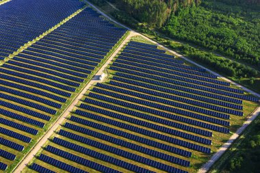 Güneş panelleri havadan görünüyor. Fotovoltaik enerji santrali