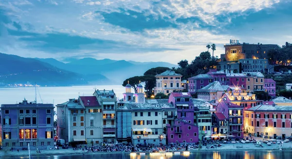 Prachtig Avondlandschap Met Prachtige Italiaanse Huizen Baia Del Silenzio Sestri — Stockfoto