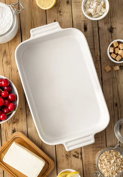 Kirazlı turta, ahşap masa manzarası için malzemeli fırın yemeği.