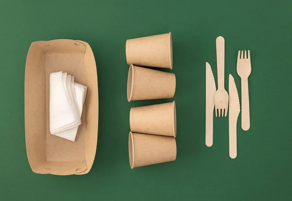 Zero odpadów, plastikowa koncepcja. Jednorazowe kubki papierowe z drewnianymi widelcami i nożami — Zdjęcie stockowe