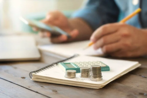 Empilements Pièces Sur Une Table Bois Avec Une Calculatrice Fiscalité — Photo