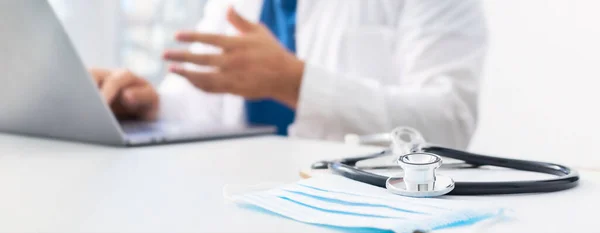 Online Medizinkonzept Stethoskop Und Medizinische Maske Arbeitsplatz Des Arztes Hintergrund — Stockfoto