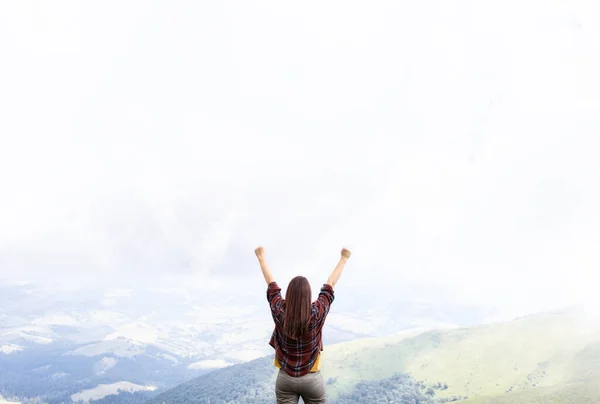 Concepto Libertad Mujer Con Las Manos Arriba Pie Cima Montaña — Foto de Stock