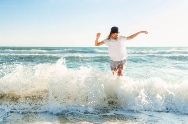 Grappige Jonge Vrouw Speels Zonsondergang Strand Mooi Gelukkig Vrouwtje Aan — Stockfoto