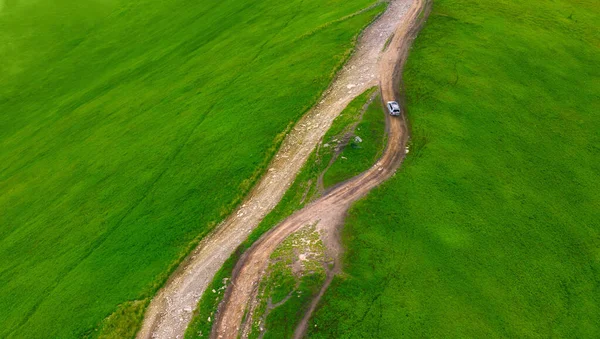 Carro Sobe Estrada Montanha Para Topo Montanha — Fotografia de Stock