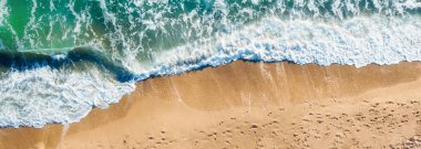 Plajlı ve dalgalı deniz manzaralı yaz tatili seyahati ve dinlenme arka planı