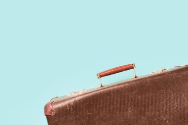 Mavi arkaplan üzerindeki eski bavulu kopyala boşluk üst görünüm seyahat kavramı