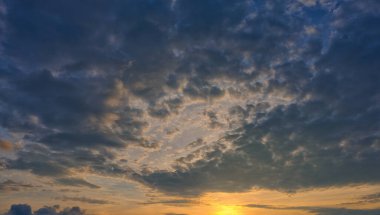 Turuncu güneşin parladığı dramatik bulutlar.