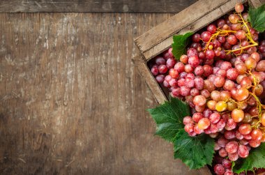 Hasat, organik tarım konsepti. Tahta arka planda sandıkta taze üzümler, üst manzara. Boşluğu kopyala