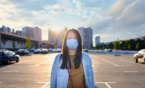 Retrato Una Joven Con Una Máscara Médica Desechable Cara Pie — Foto de Stock