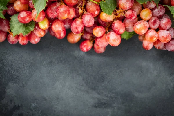 Branches Fresh Ripe Red Grapes Leaves Top View Copy Space — Stock Photo, Image