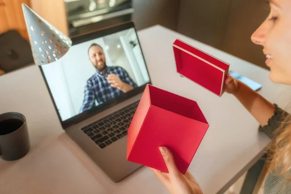 Mujer Joven Felicitado Por Amigo Novio Cumpleaños Aislamiento Videollamadas Debido — Foto de Stock