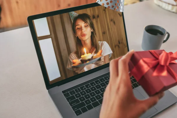 Jovem Comemorando Seu Aniversário Casa Com Amigo Line Vídeo Chamada — Fotografia de Stock