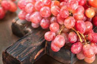 Tahtadaki taze kırmızı üzümleri kapat.