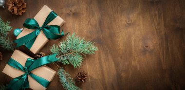 Dekorasyonlu ahşap arkaplan ve fotokopi alanı görünümlü hediye kutusu