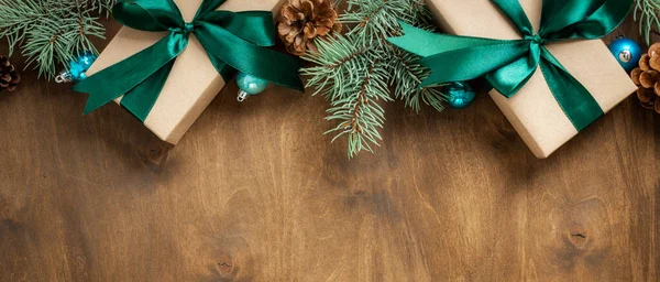 Noel Ağacından Arkaplan Süslemeleri Köknar Dalları Hediye Kutusu Üst Görünümü — Stok fotoğraf