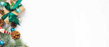 Üst Manzara Düz Noel dekorasyonları ve hediye kutusunu kopyalama alanı olan beyaz arkaplan üzerine yatıyordu