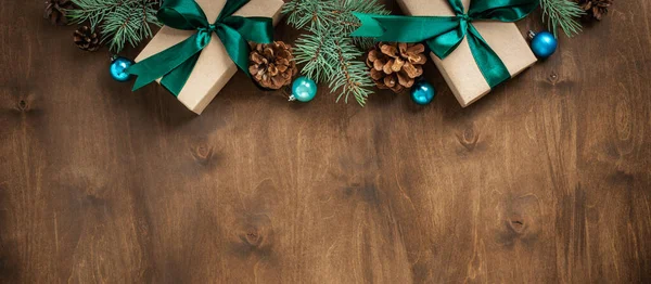 Noel Ağacından Arkaplan Süslemeleri Köknar Dalları Hediye Kutusu Üst Görünümü — Stok fotoğraf