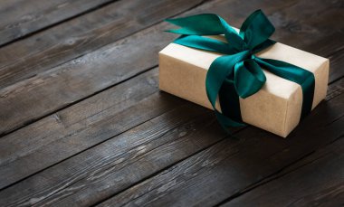 Tahta üzerinde fiyonk ve fotokopi alanı olan bir hediye kutusu.