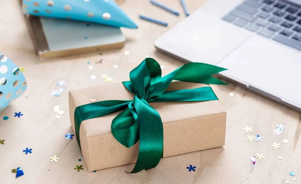 Feestelijke Geschenkdoos Met Strik Houten Tafel Met Kopieerruimte — Stockfoto