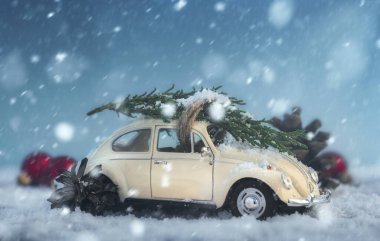 Kar fırtınasında oyuncak arabadaki ağaç. Noel kutlaması konsepti