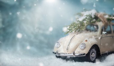Kar fırtınasında Noel ağacı olan klasik bir araba. Fotokopi alanı olan Noel kutlaması kavramı