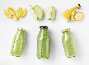 Taze meyve arınması. Yeşil meyve püresi ve malzemeler. Diyet konsepti, vücut temizliği, sağlıklı beslenme.