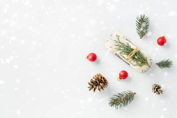 Spielzeugauto Mit Weihnachtsbaum Auf Weißem Hintergrund Mit Spielzeug Und Tannenzapfen — Stockfoto
