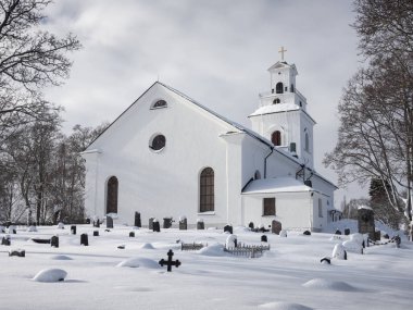 Bir kilise ve cementery kar Forsa, İsveç'te kış 2018 kaplı