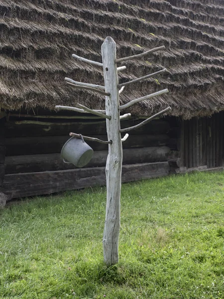 Eski Ahşap Pot Önünde Kırsal Bir Thatched Yazlık Kurutma Makinesi — Stok fotoğraf
