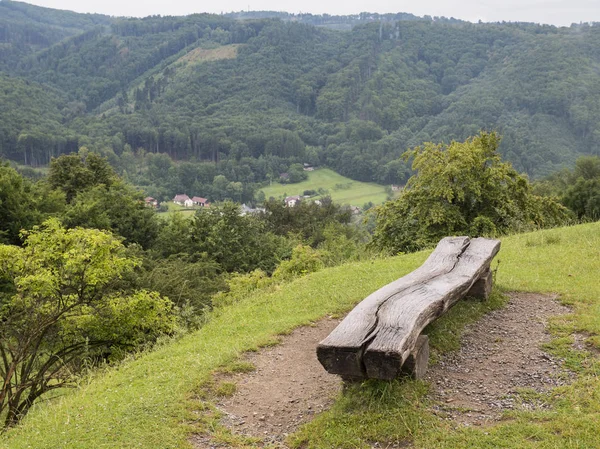 Blick Auf Eine Einfache Holzbank Mit Blick Auf Das Bergpanorama — Stockfoto